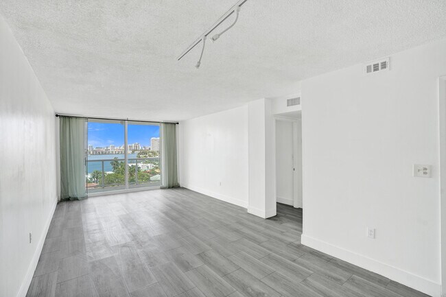Foto del edificio - 2841 NE 163rd St