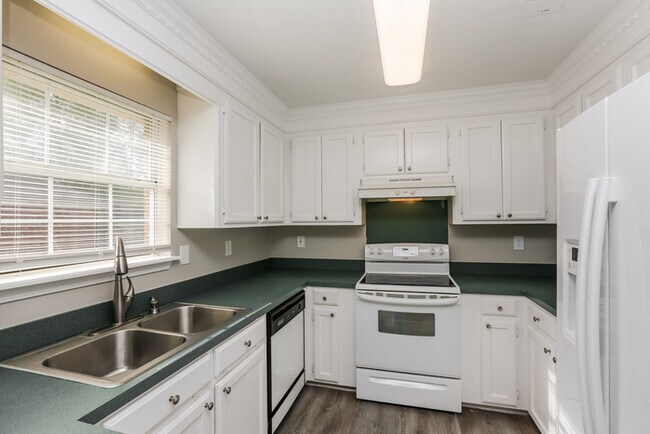 Building Photo - Beautiful 4 Bedroom