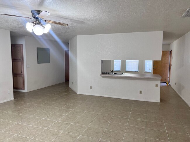 Building Photo - Great 3 or 4 bedroom w/ large rooms and co...