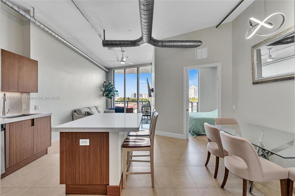 Foto principal - 3029 NE 188th St