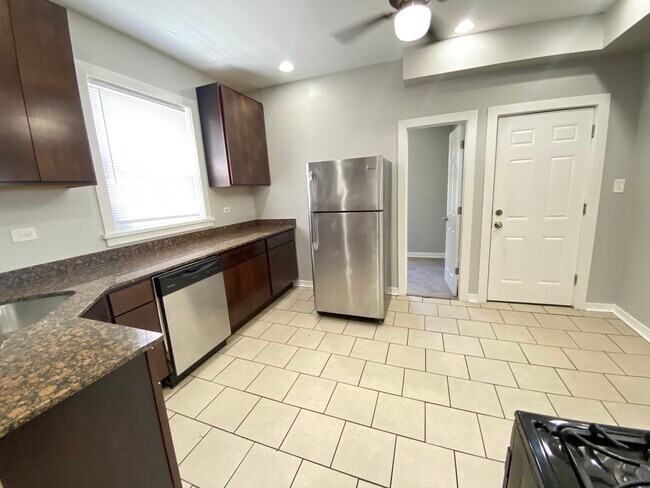 Foto del edificio - 2838 N Drake Ave