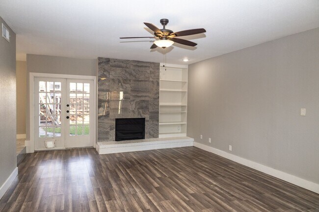 Building Photo - Spacious 4BR Townhome in Dallas