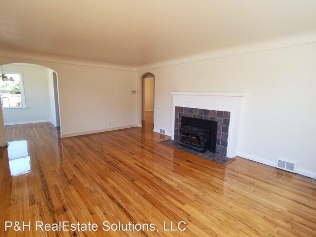 Foto del edificio - 4 br, 2 bath House - 202 M st SE