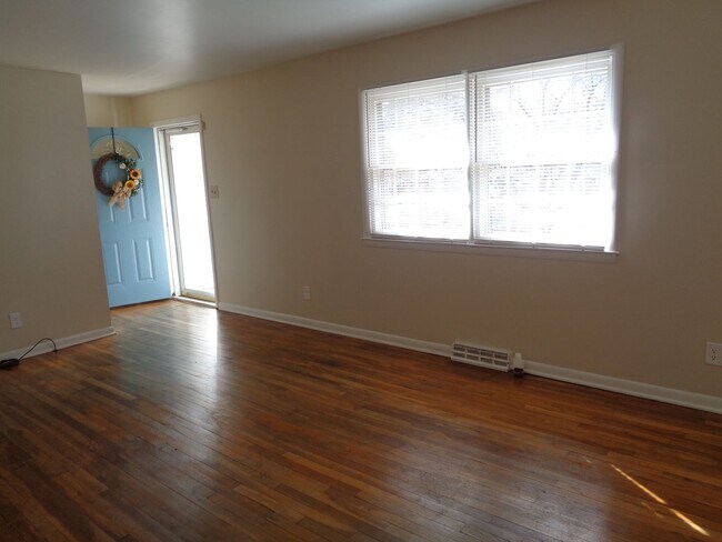 Foto del edificio - 4 Bedroom House for Rent-Close to University Parkway