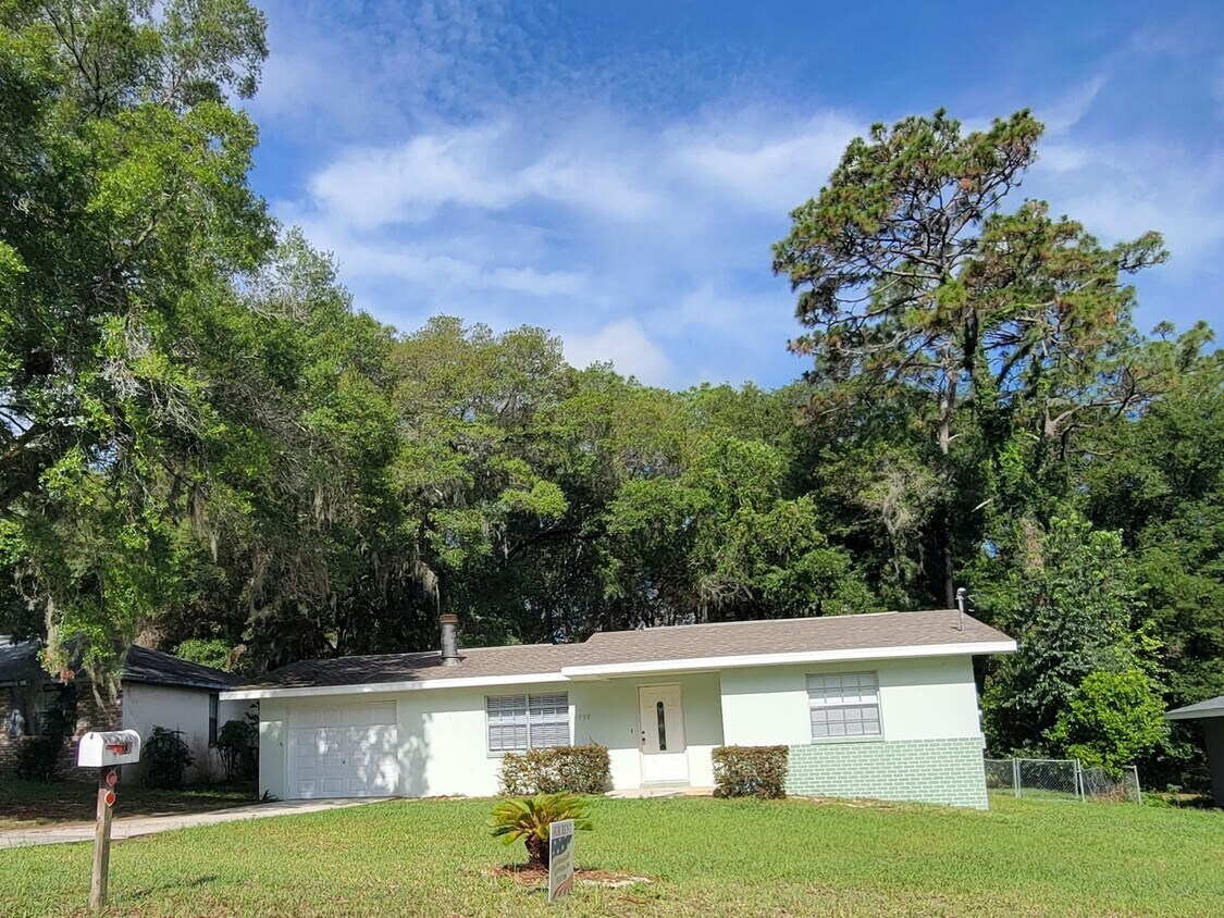 Primary Photo - Gorgeous 3/2/1 Near Downtown Inverness!!!