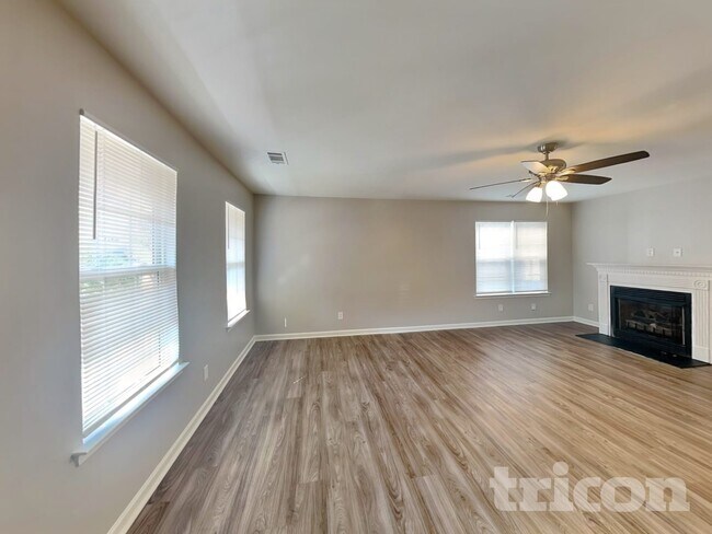 Foto del edificio - 5717 Henderson Oaks Dr