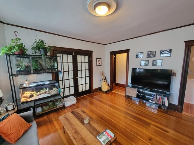 Building Photo - Location Location Location 2 Bd 1 Bath on ...