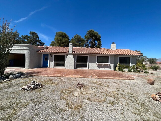 Building Photo - Northwest 4 Bedroom Custom Home with a pool!