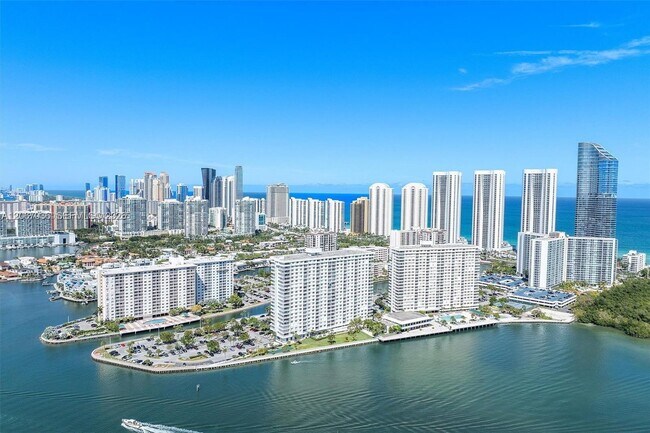 Foto del edificio - 300 Bayview Dr