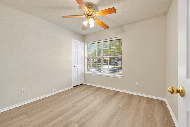 Building Photo - Stunning 4-Bedroom, 2-Bath Home on Elm Glade