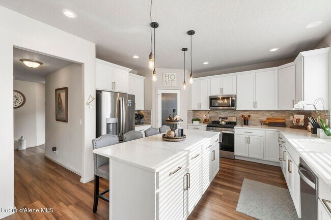 Foto del edificio - Spacious 4BR + Loft Home in Desirable North Place Community — Post Falls