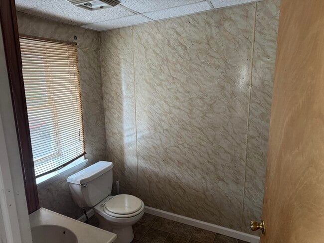 Master bathroom - 207 N 1st St