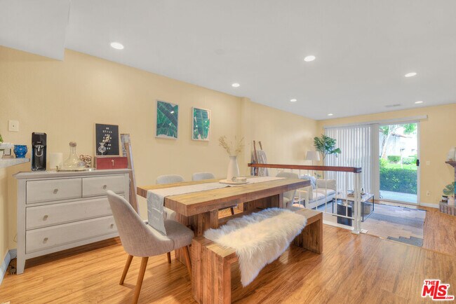 Foto del edificio - 5624 Las Virgenes Rd