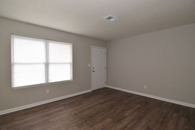 Building Photo - Updated 2 Bed/1 Bath Duplex For Rent