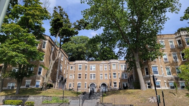 Steps to the condo - 21 Westbourne Ter