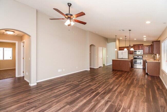 Building Photo - 3275 W Sunshine Butte Dr