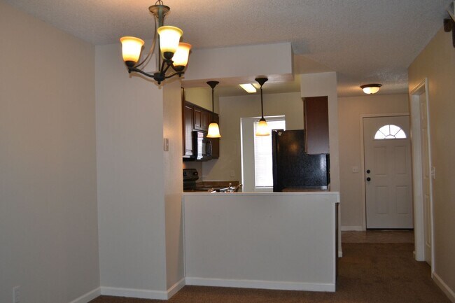Building Photo - Updated 2 Bedroom Townhome w/ Unfinished B...
