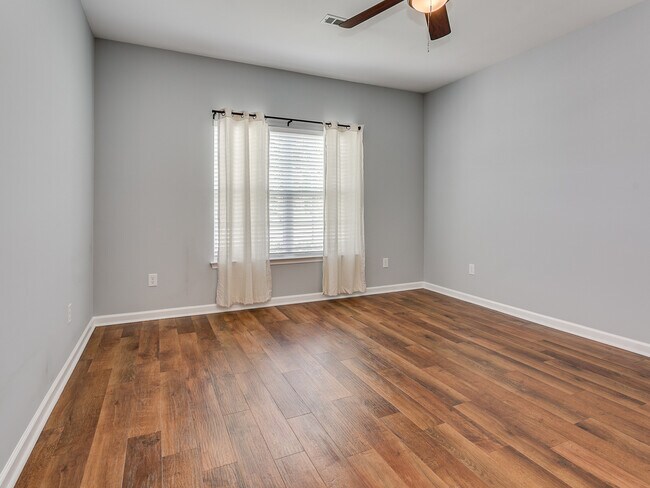 Building Photo - Spacious 3 BR, 2.5 BA Home In District 2, ...