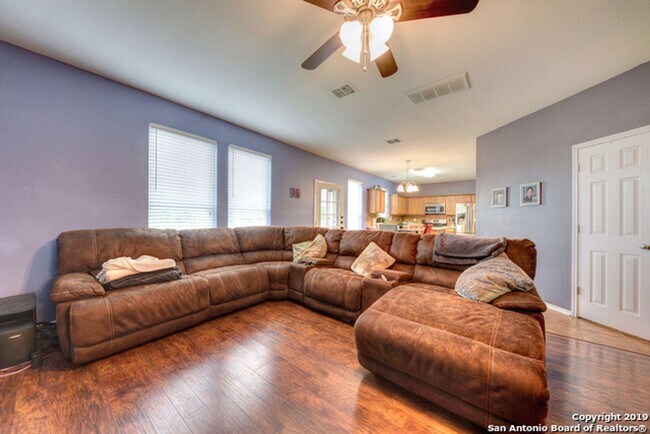 Building Photo - 3 Bedroom/2.5 Bathroom Home Located in Bentwood Ranch