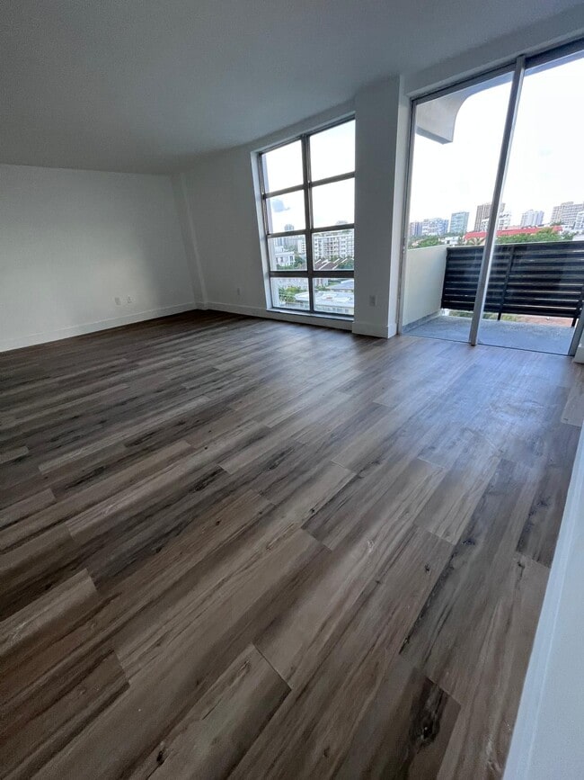 Building Photo - 9800 W Bay Harbor Dr