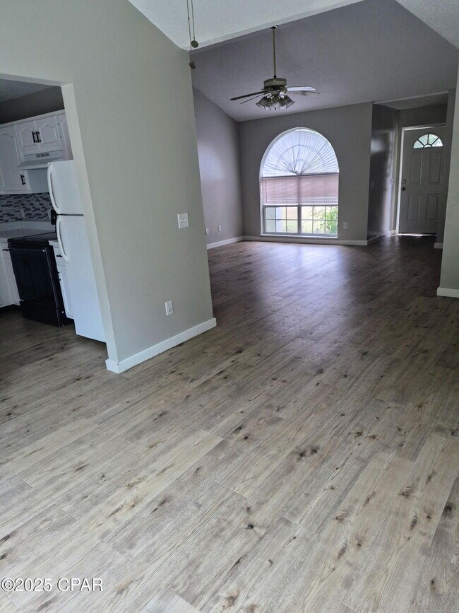 Foto del edificio - 145 Escanaba Ave