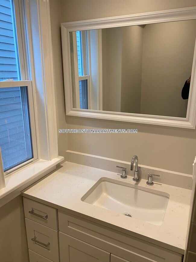 Foto del edificio - 219 W 3rd St