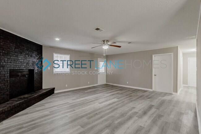 Building Photo - SIGN LEASE BY 2/28 AND GET $250 OFF FIRST ...