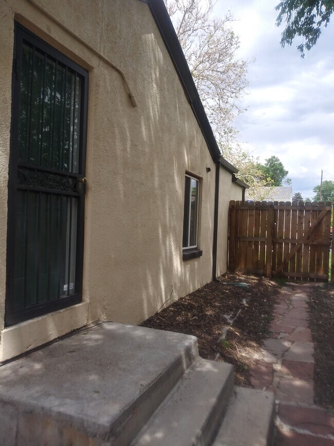 Building Photo - 421 S Bryant St