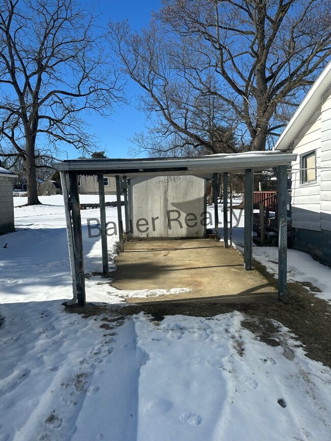 Building Photo - Unique Two Bedroom Home