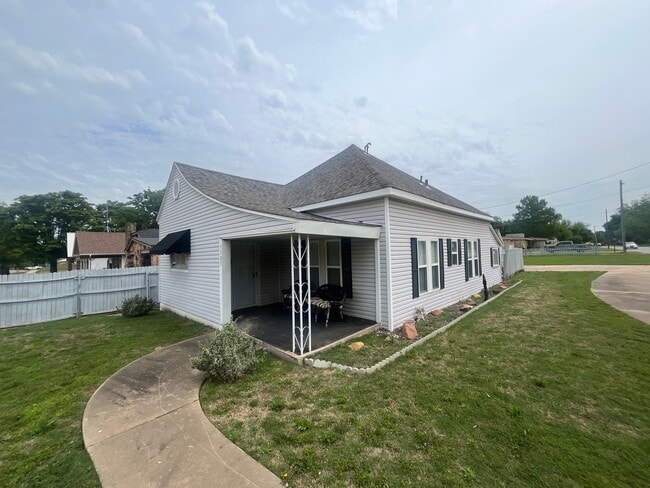 Building Photo - 1127 S 10th St