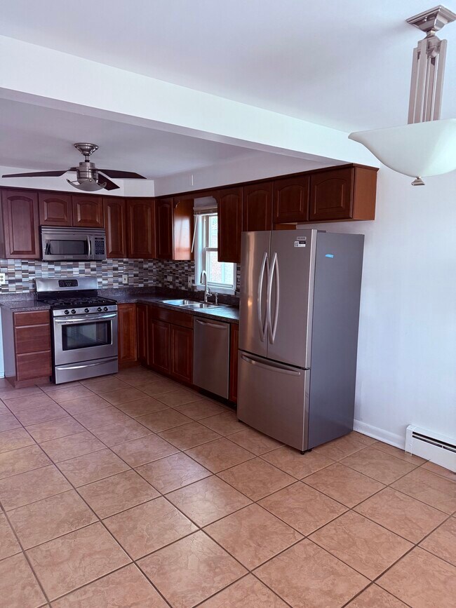 Comer en la cocina - 1125 Bohland Ave