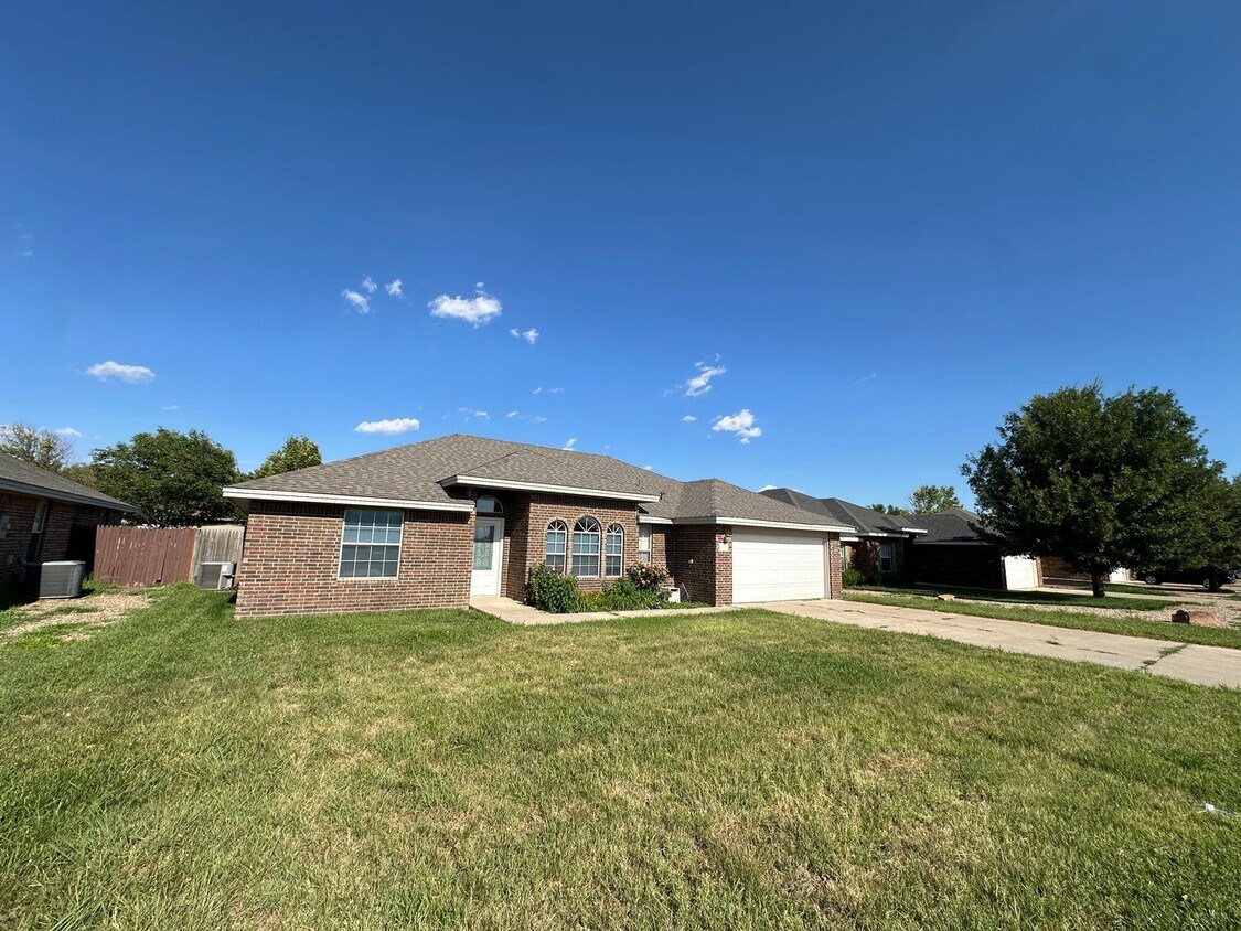 Primary Photo - Spacious and nicely located on a cul-de-sa...