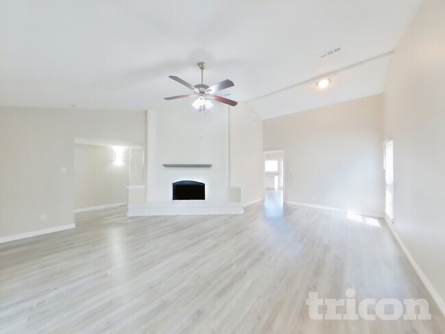 Building Photo - 496 Justice Dr