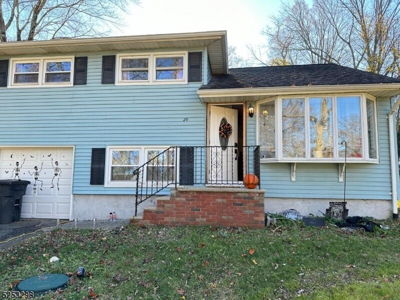 Primary Photo - 20 White Birch Ln
