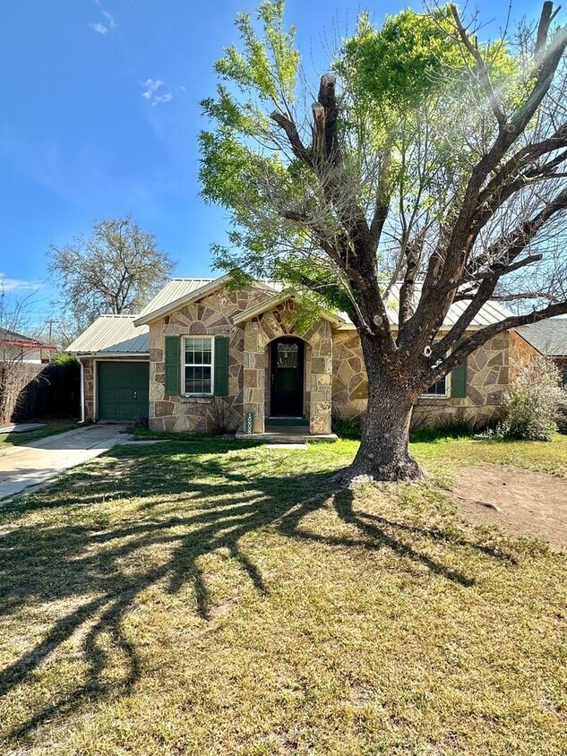 Building Photo - COMING AUGUST 2025 - Charming 2-Bedroom Home!