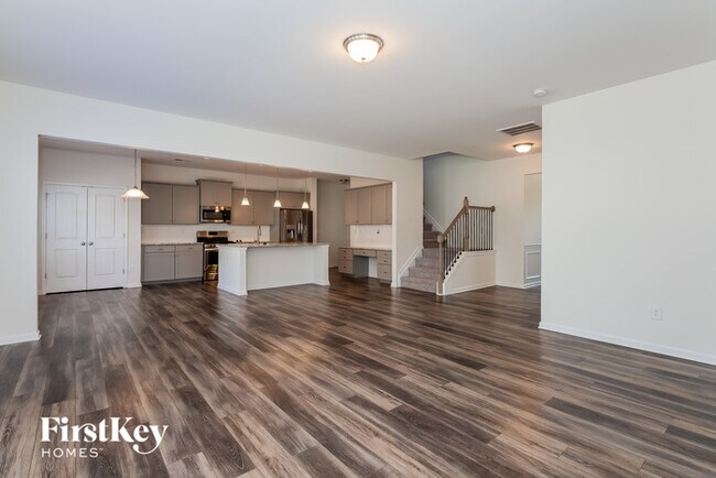 Building Photo - 5521 Begonia St