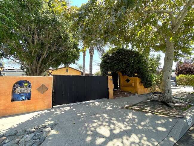 Foto del edificio - 7326 Vanalden Ave