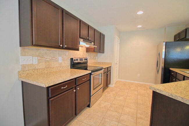 Foto del edificio - Available September 1st - Gorgeous Townhome MINUTES from RTP, Brier Creek and I-40 & 540!