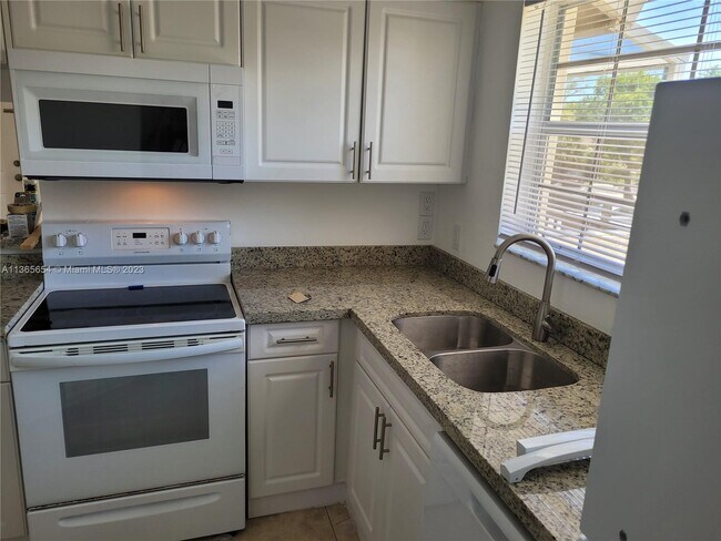 Foto del edificio - 651 Cypress Lake Blvd