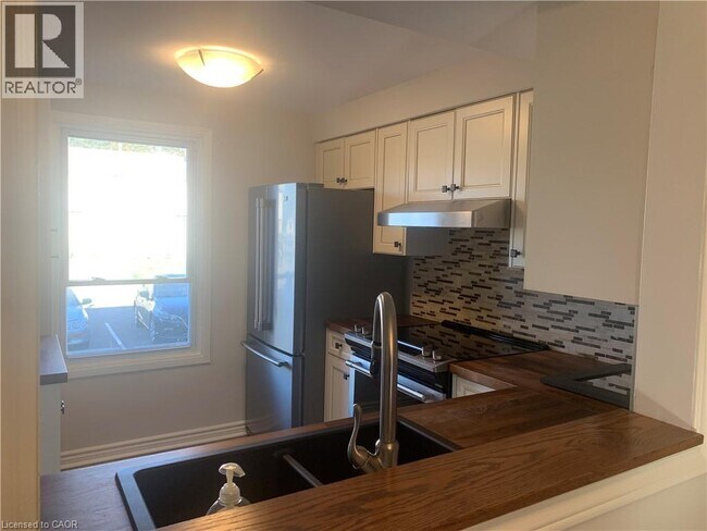 Photo du bâtiment - 242 Lakeport Rd