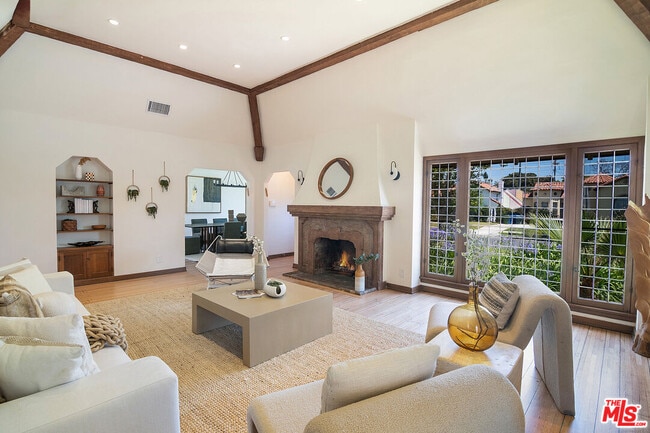 Building Photo - 137 N Poinsettia Pl