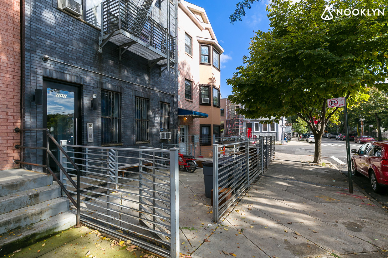 Primary Photo - 111 Weirfield St