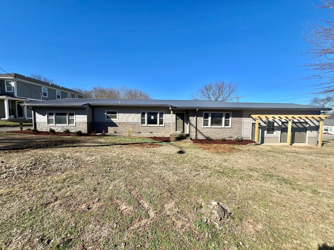 Remodeled Single Level 3 Bed, 2 Bath Home w/ 1 Car Garage - Remodeled Single Level 3 Bed, 2 Bath Home w/ 1 Car Garage