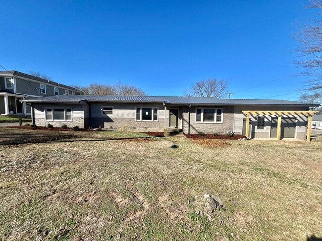 Remodeled Single Level 3 Bed, 2 Bath Home w/ 1 Car Garage - Remodeled Single Level 3 Bed, 2 Bath Home w/ 1 Car Garage