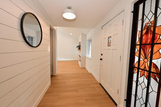 Building Photo - 8418 N Del Mar Ave