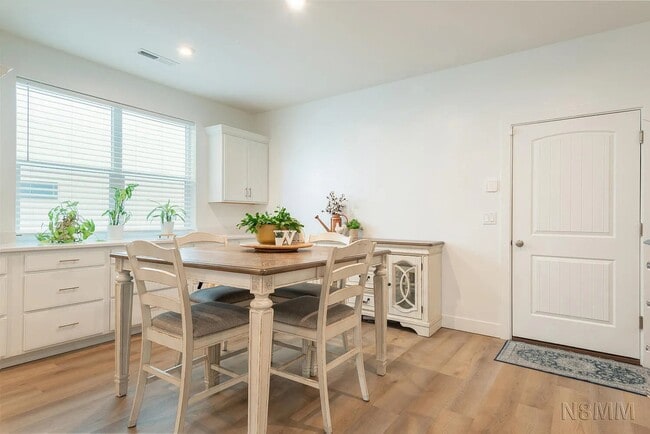 Building Photo - 5651 S Garnet Dr