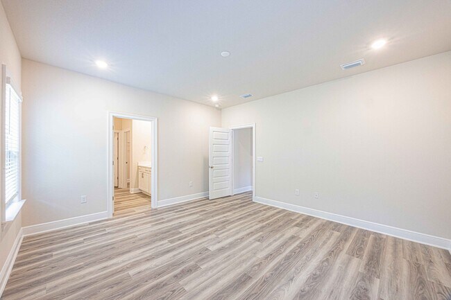 Building Photo - 31543 Lyon Rd