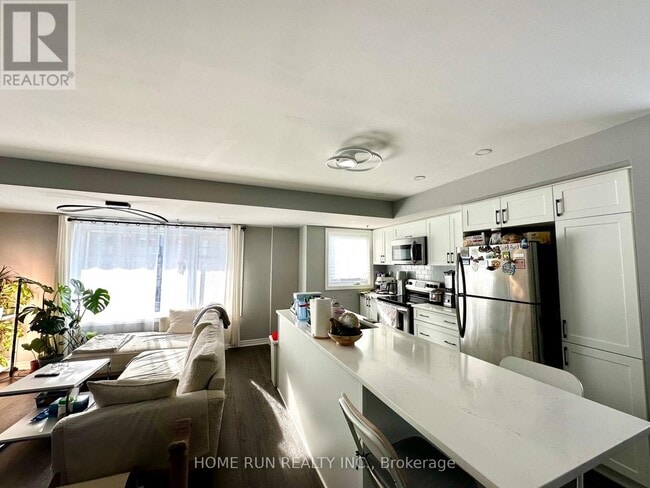 Building Photo - 635-635 Makwa Private