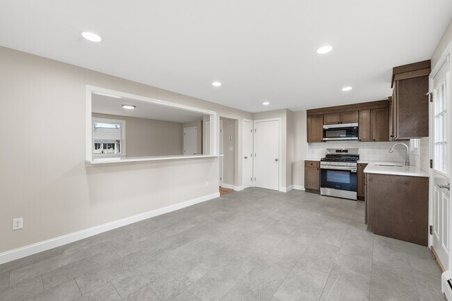 Building Photo - 4 Sandberg Rd