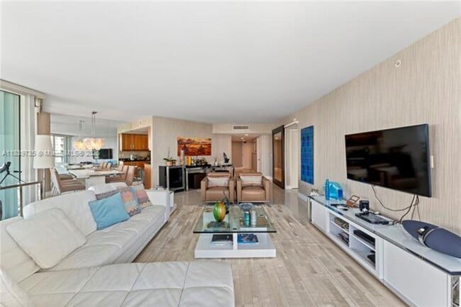 Building Photo - 16500 Collins Ave